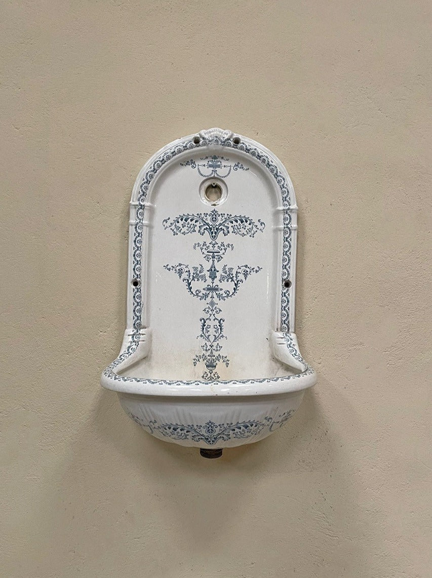 Porcelain sink