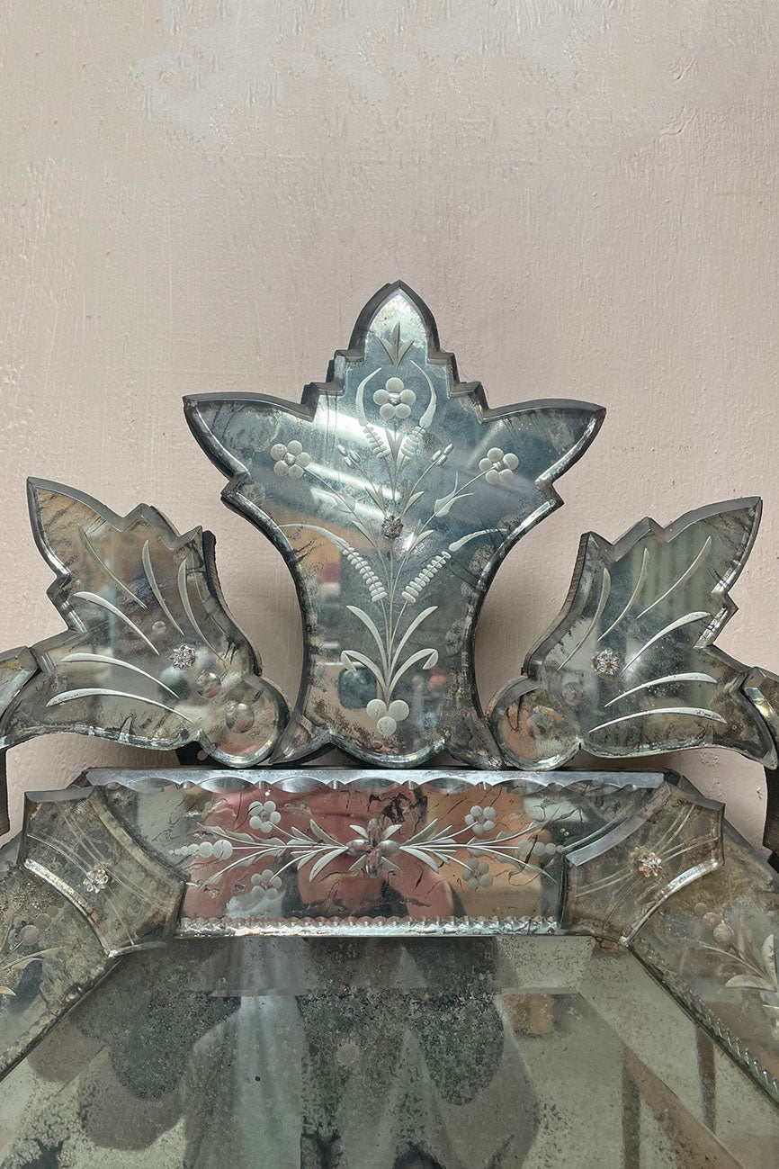 Venetian mirror with foxed plate