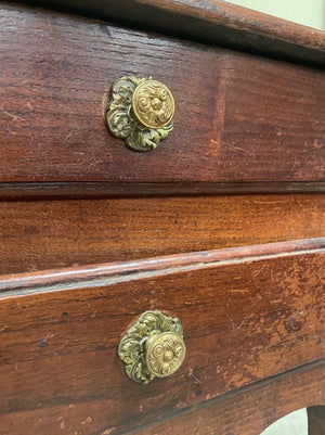 Chevet with brass knobs