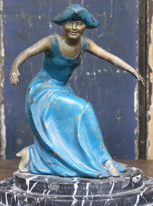 1920's curtseying figurine