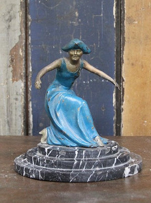1920's curtseying figurine