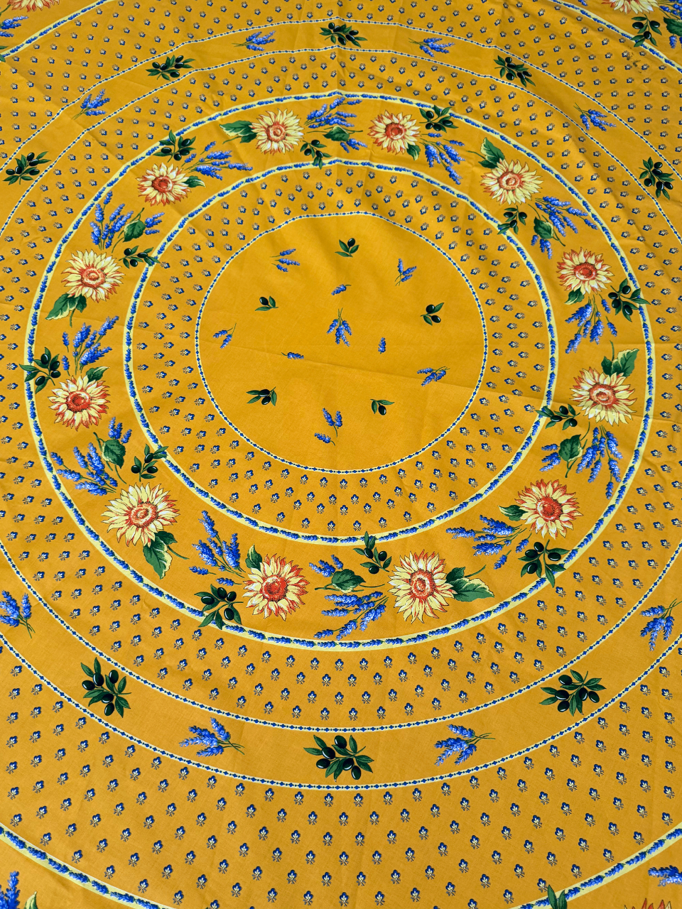 Large round tablecloth (Reserved)