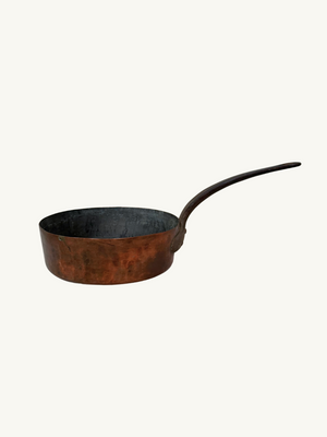 Shallow copper saucepan