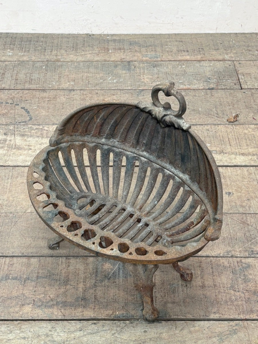 Clam shaped fire basket