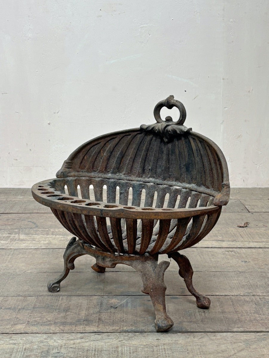 Clam shaped fire basket