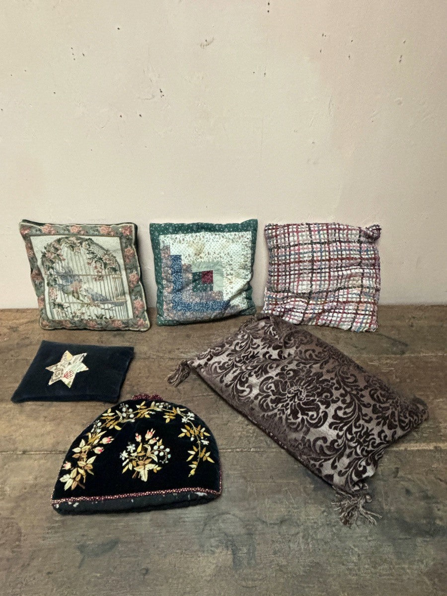 Cushions and a tea cosy (set of 6)