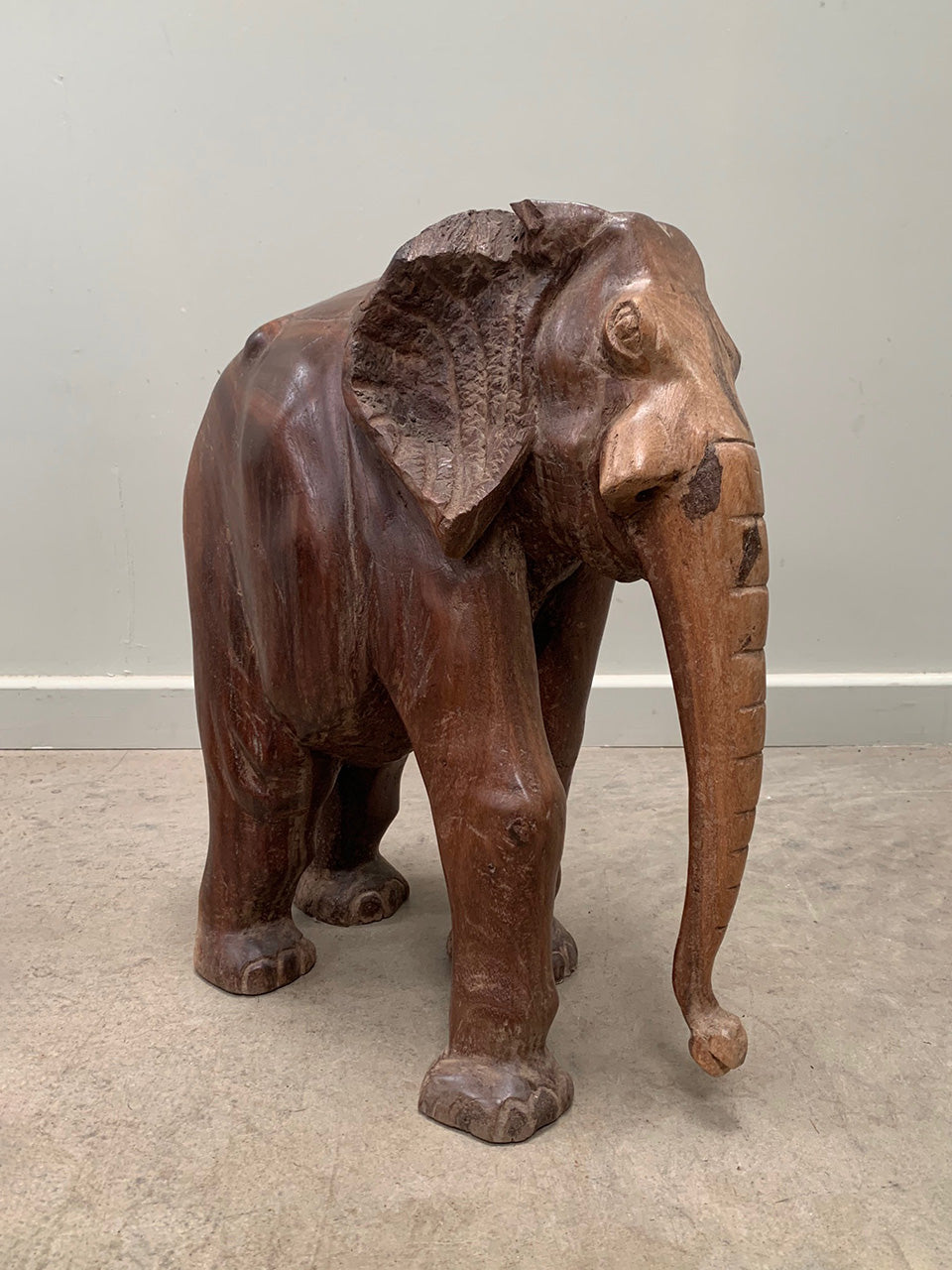 Carved elephants (each)