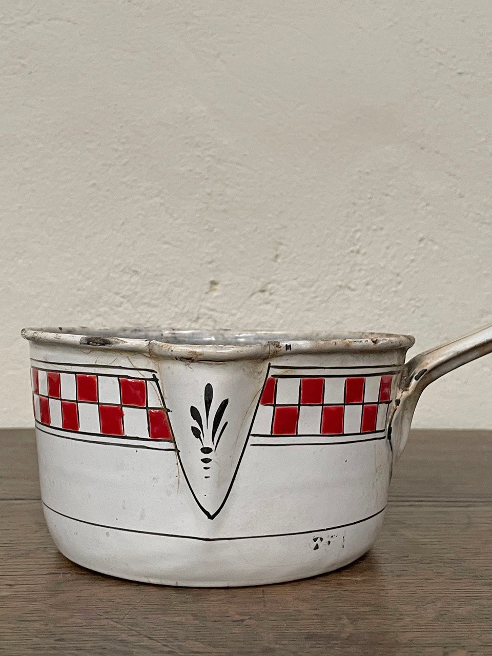 Enamelled milk pan