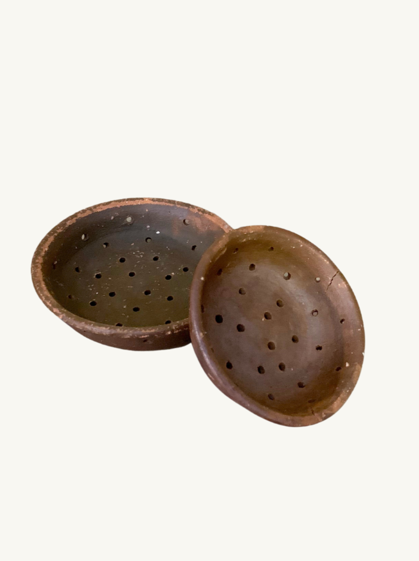 Flat cheese strainers