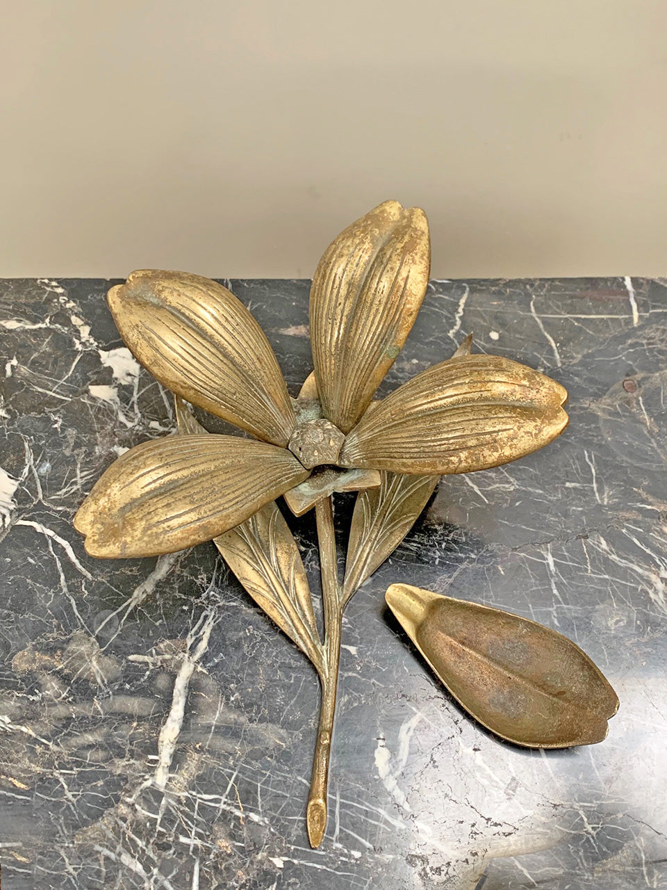 Flower ashtray