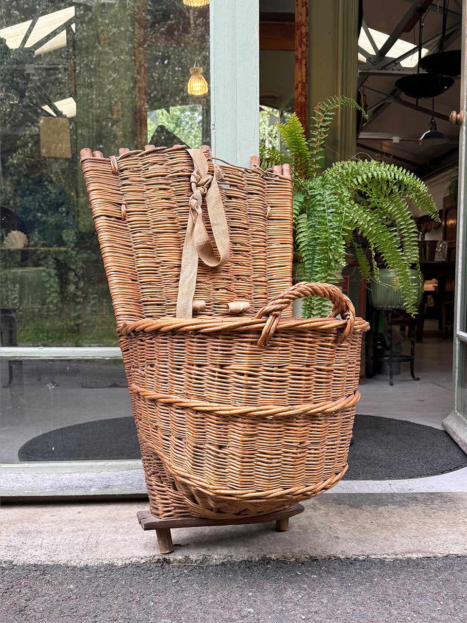 Woven grape hod
