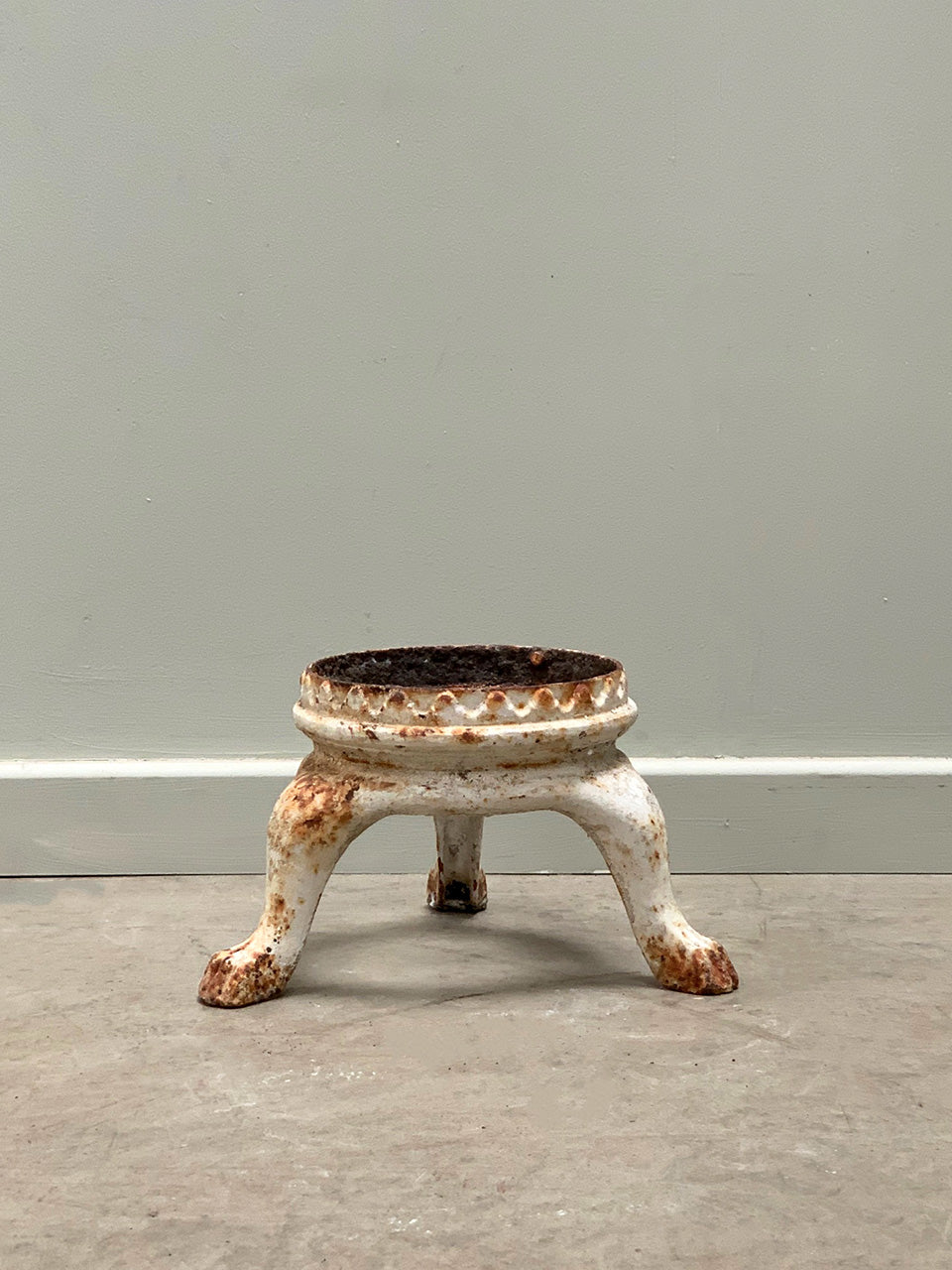 Cast iron plant pot stand