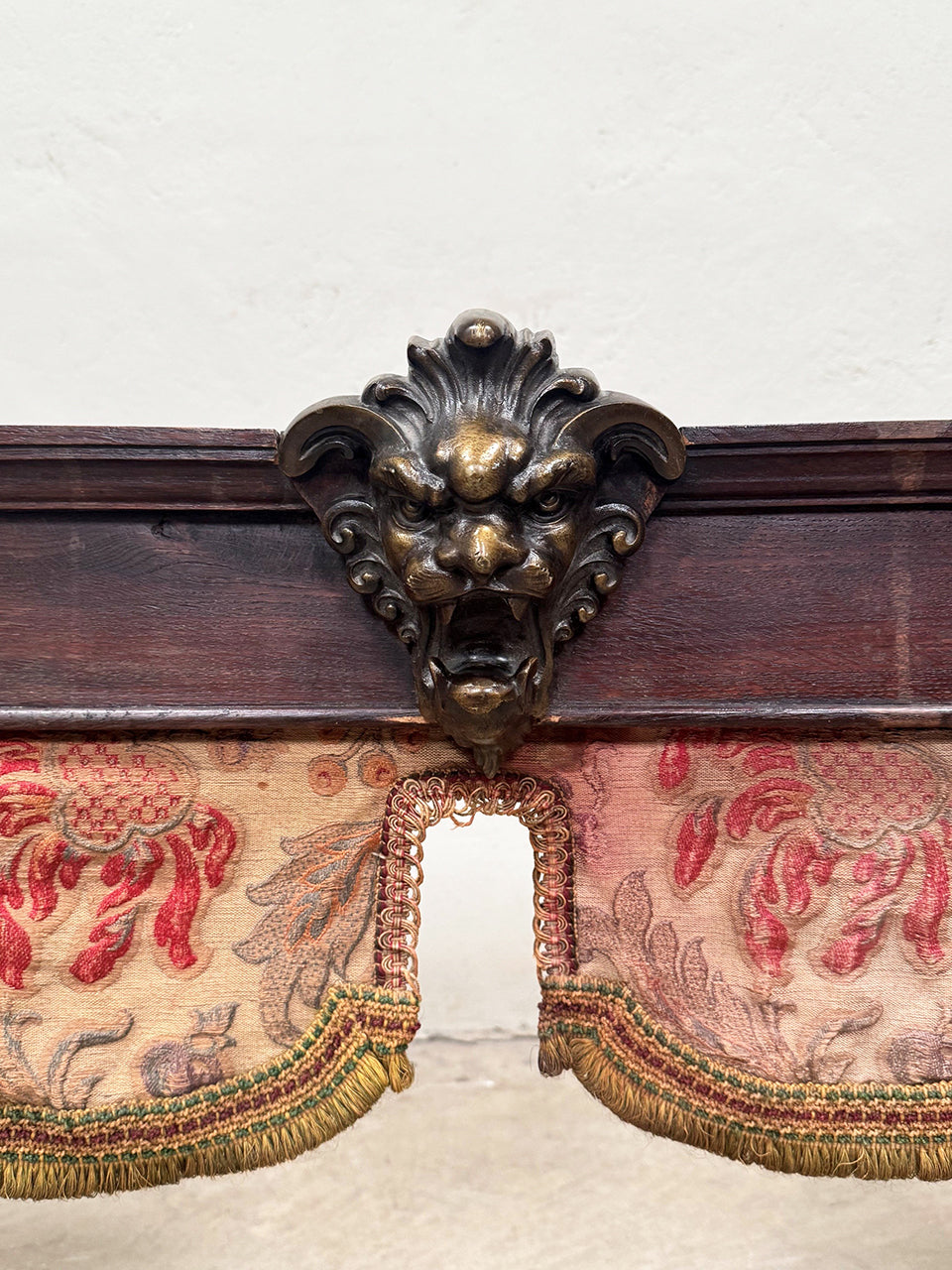 Lion's head pelmet