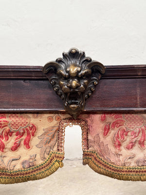 Lion's head pelmet