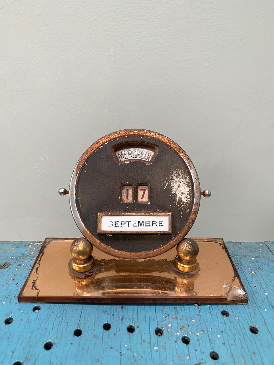 Perpetual desk calendar