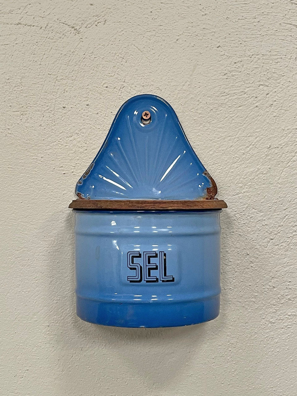 Enamelled salt pot