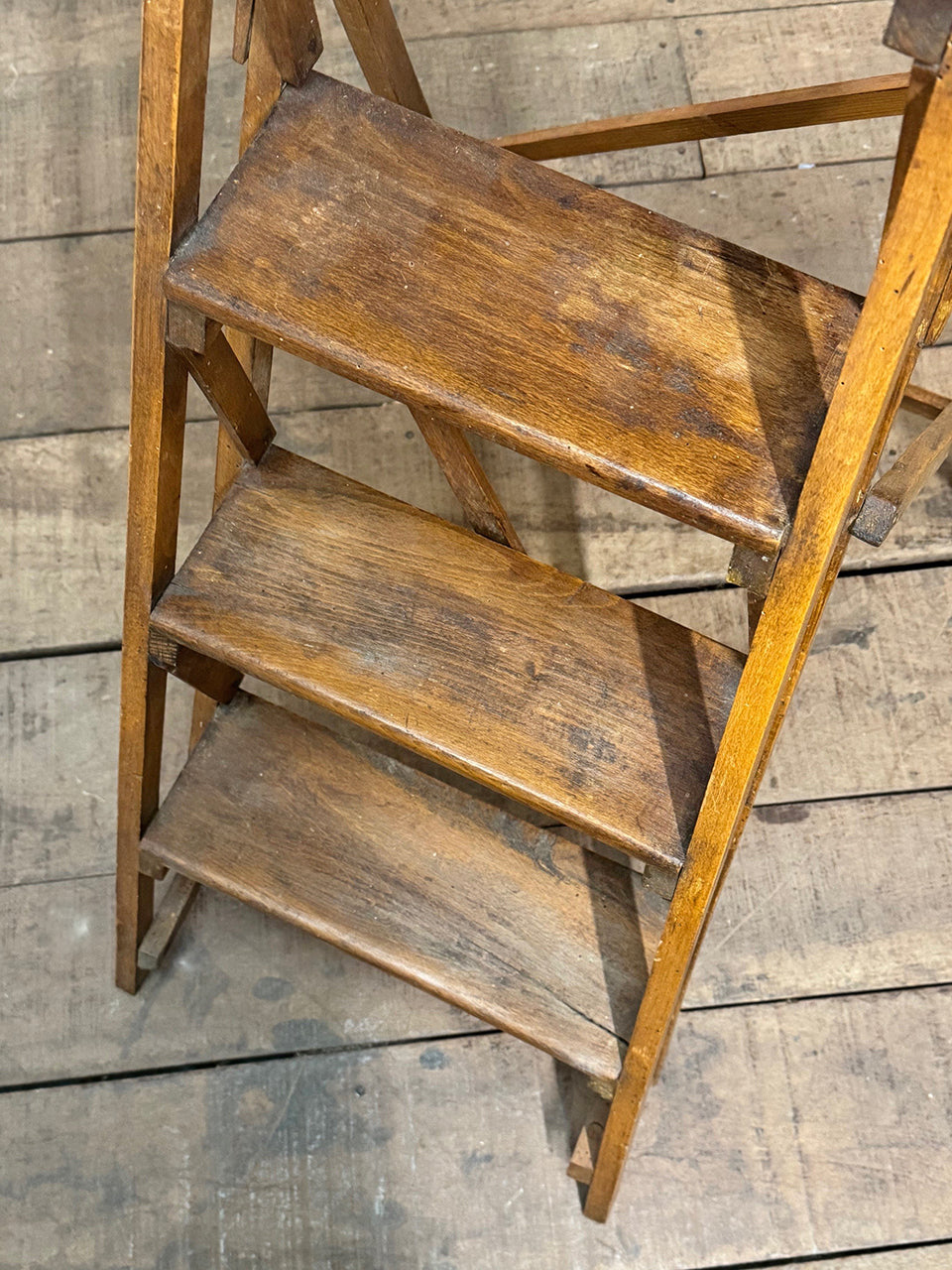 Folding library steps