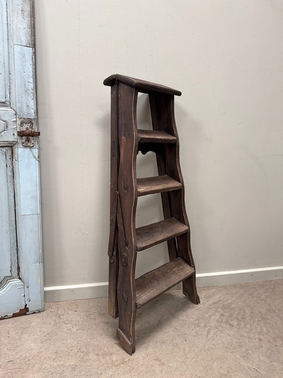 Folding step ladder