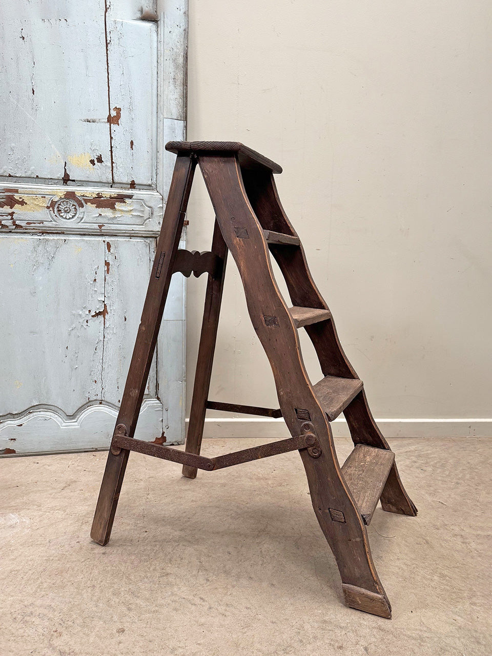 Folding step ladder