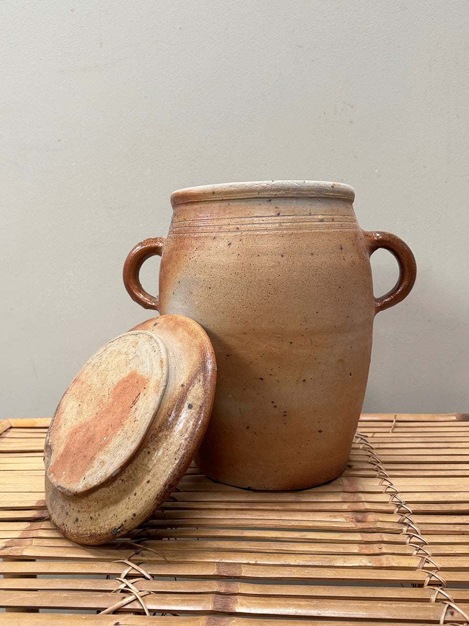 Terracotta pot with lid