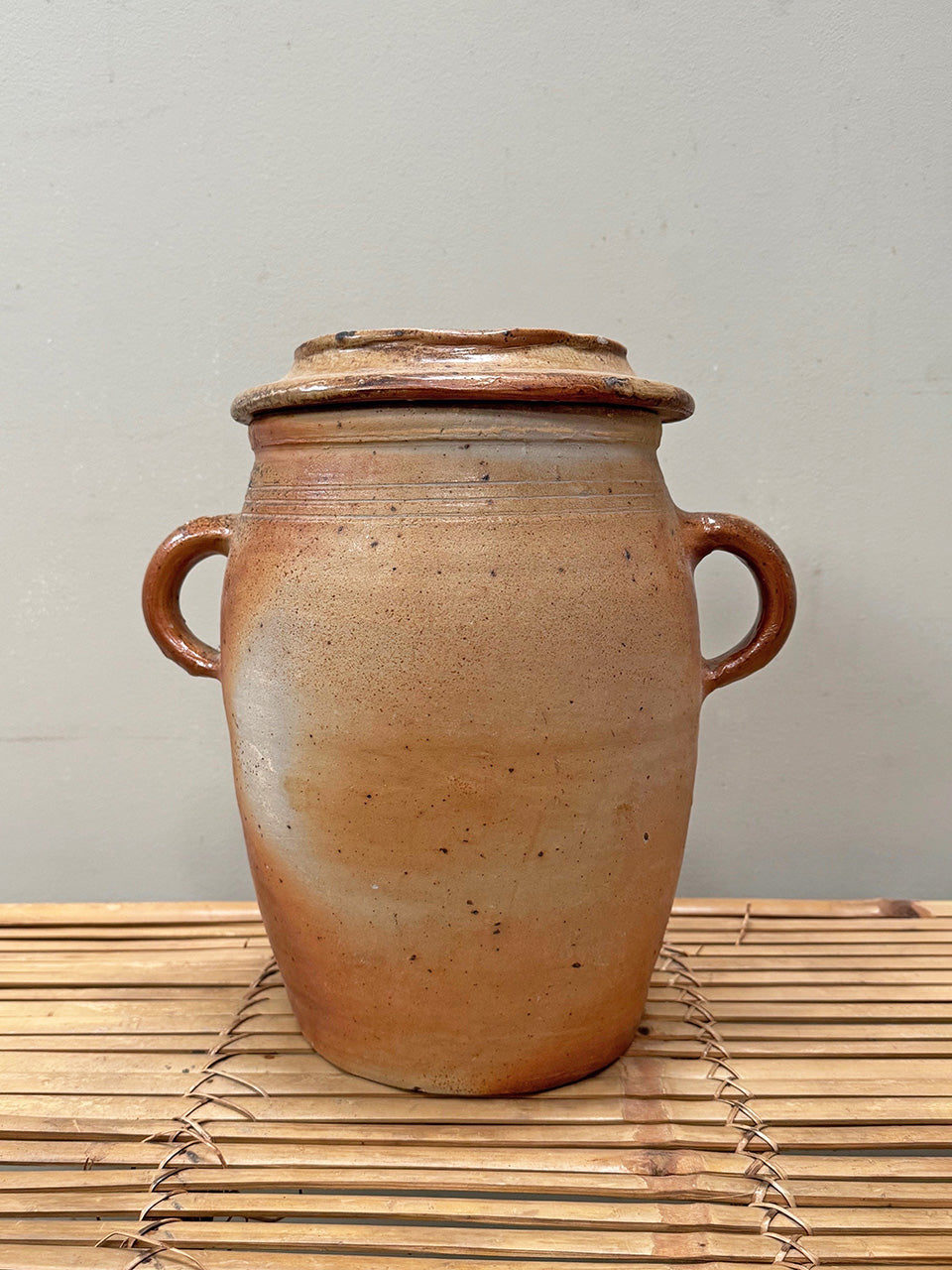 Terracotta pot with lid