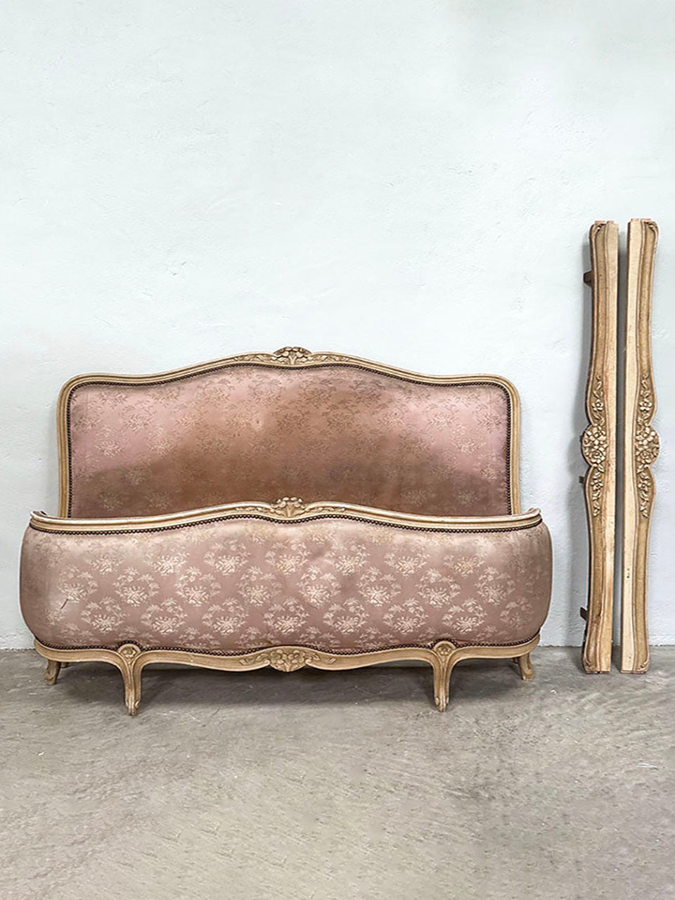 Demi corbeille upholstered bed