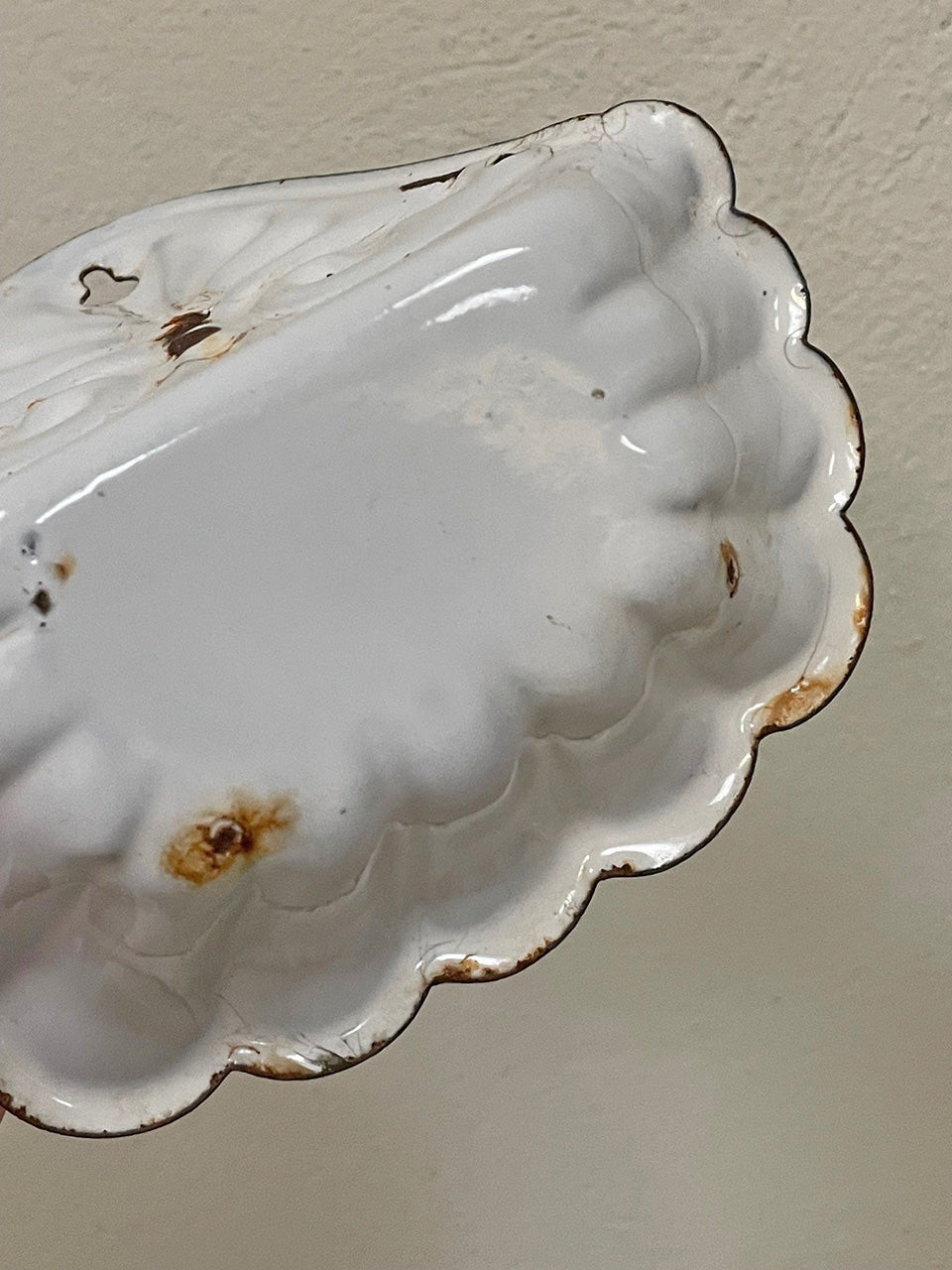 Enamel soap dish