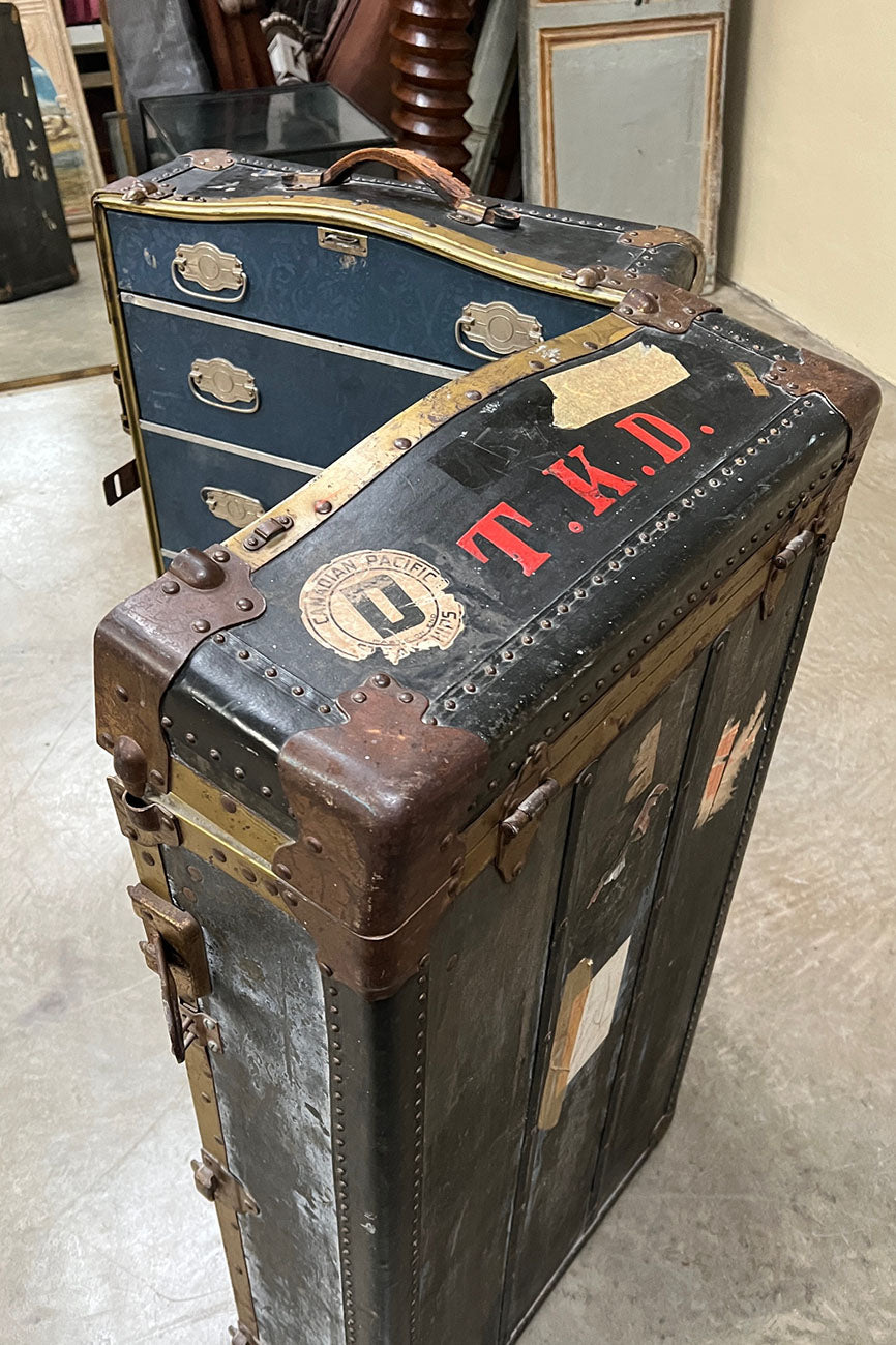 ﻿Steamer trunk