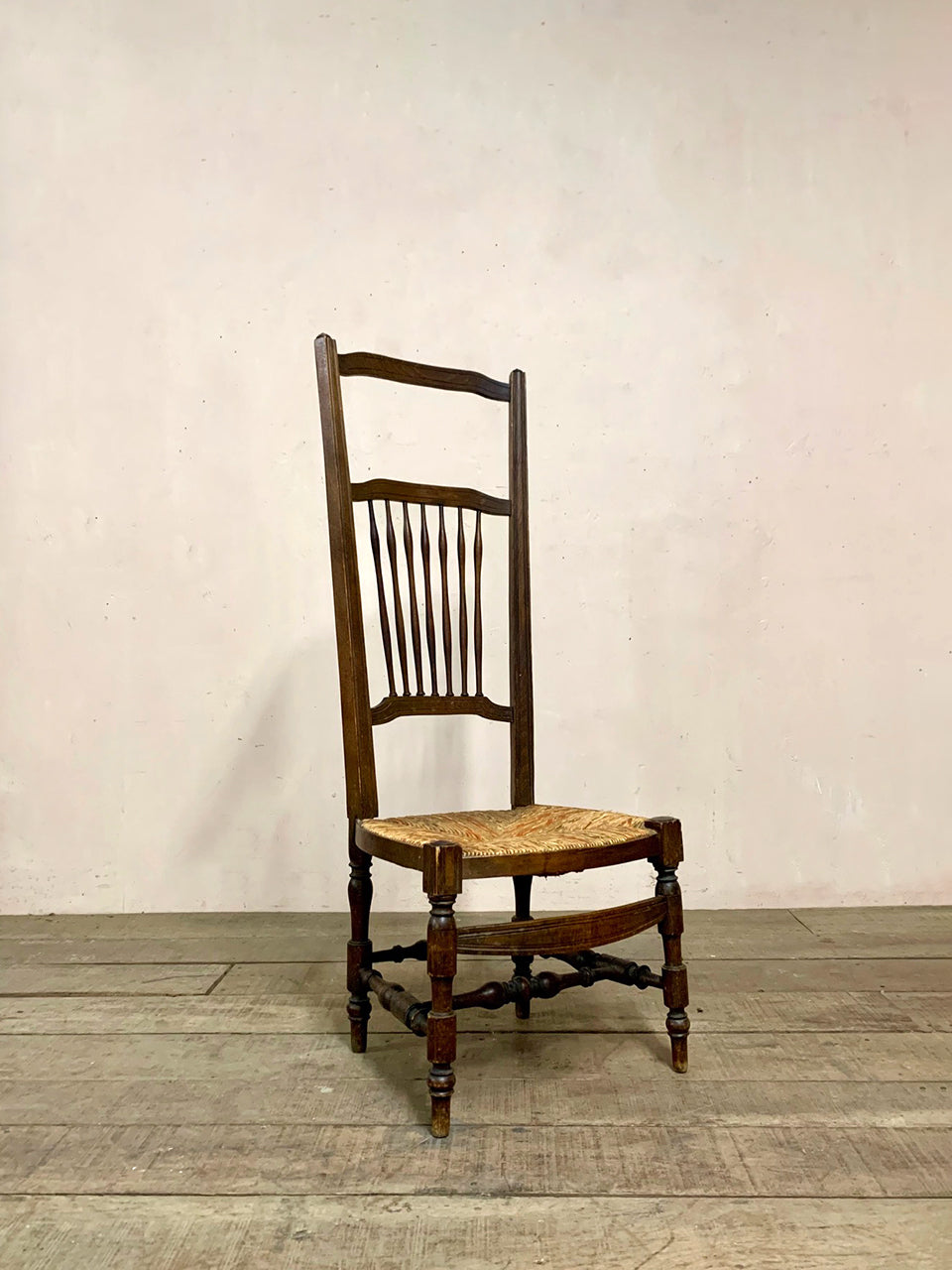 Low rush seat occasional chair