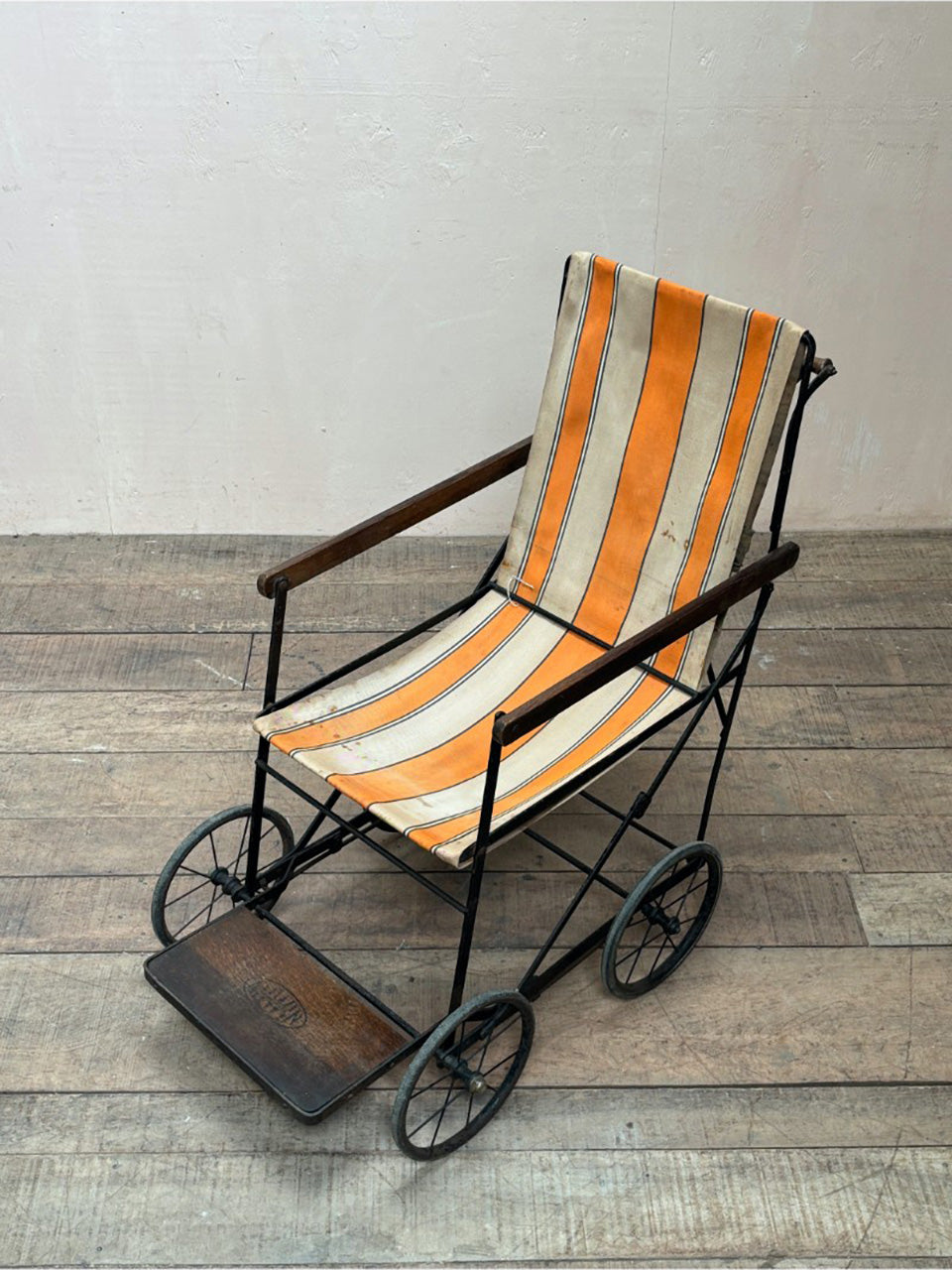 Wheeled deck chair