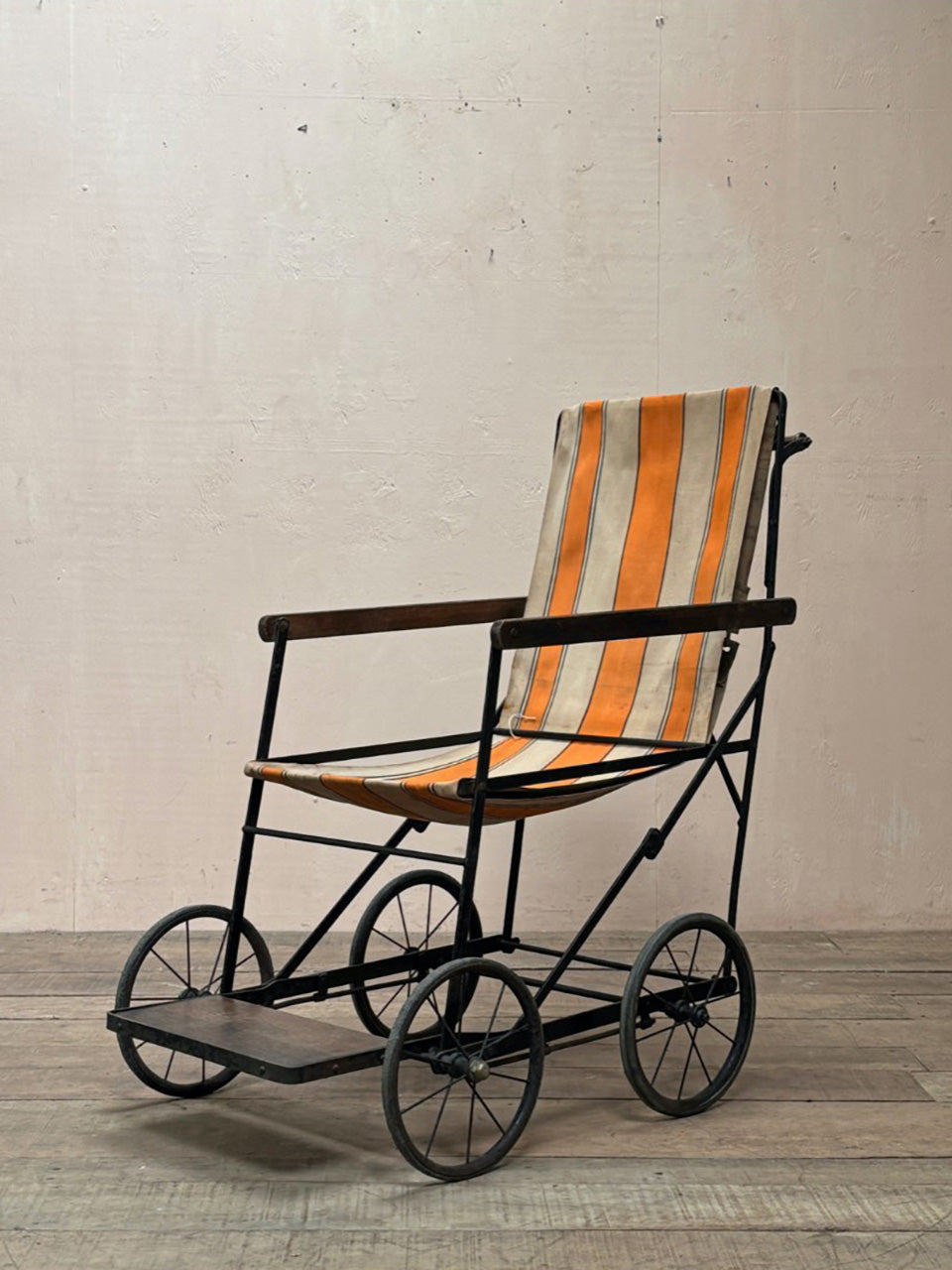 Wheeled deck chair