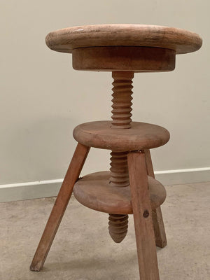 Screw stool (Reserved)