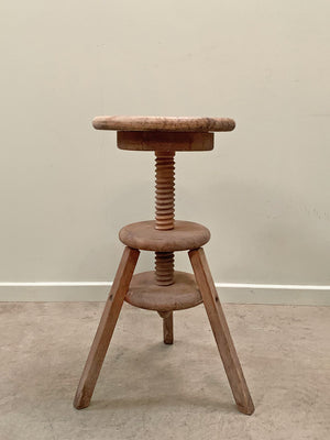 Screw stool (Reserved)
