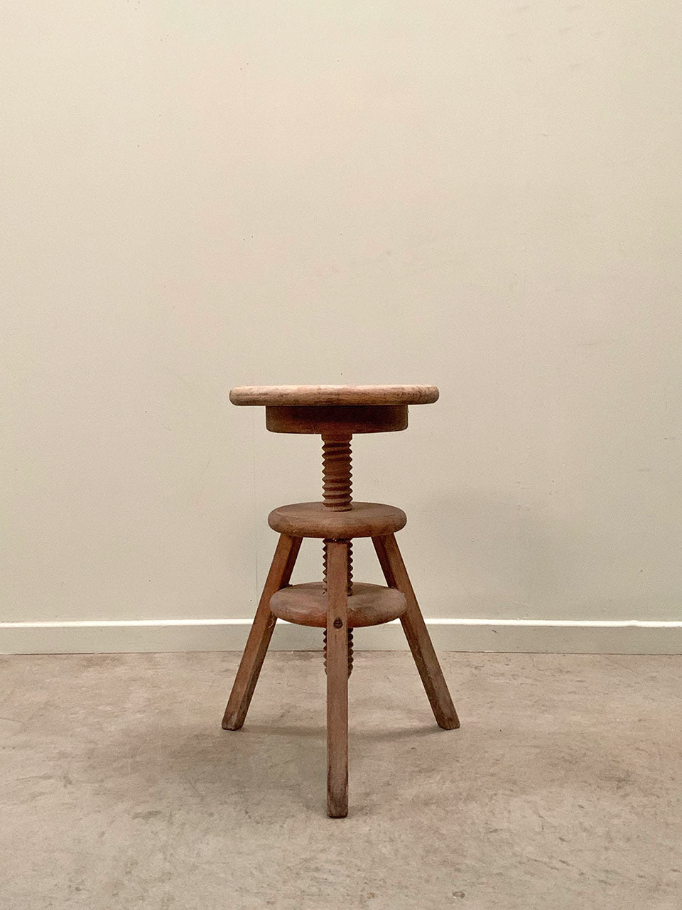 Screw stool (Reserved)