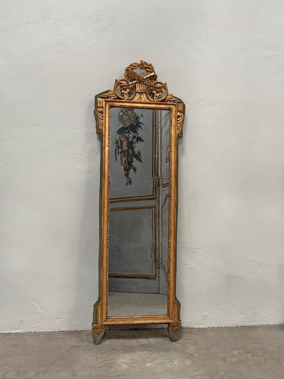 Slim painted mirror with crest