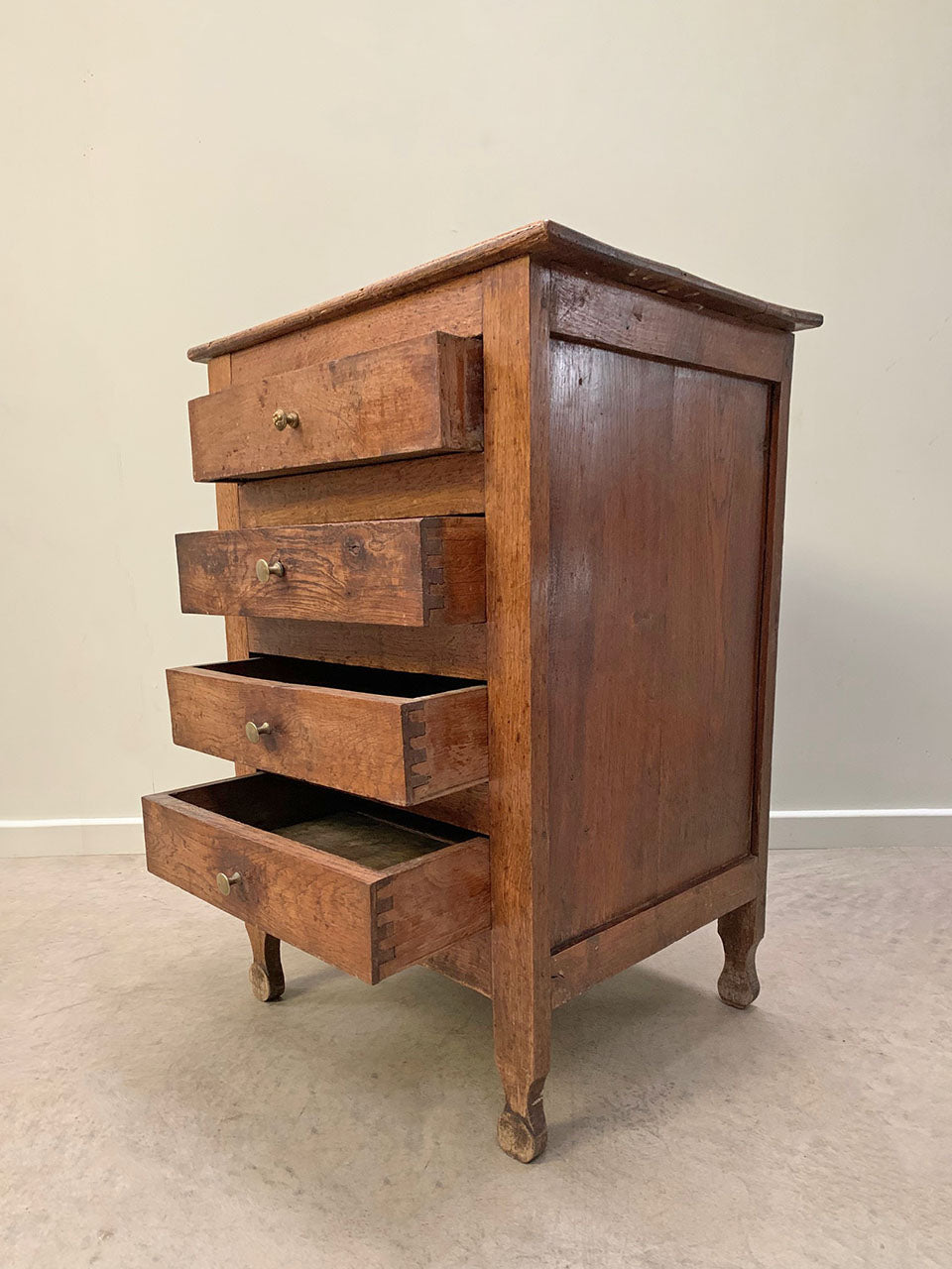Compact chest of drawers