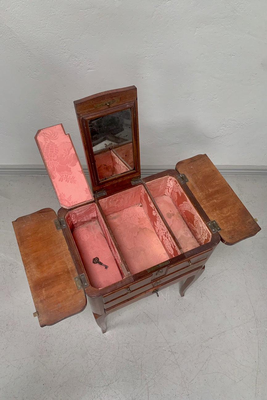 Chevet with compartments