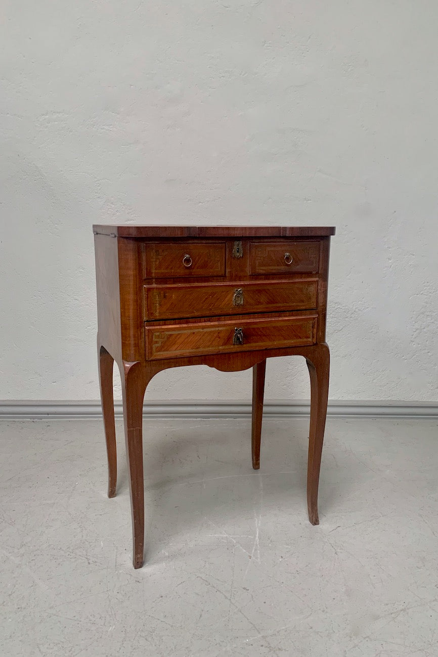 Chevet with compartments
