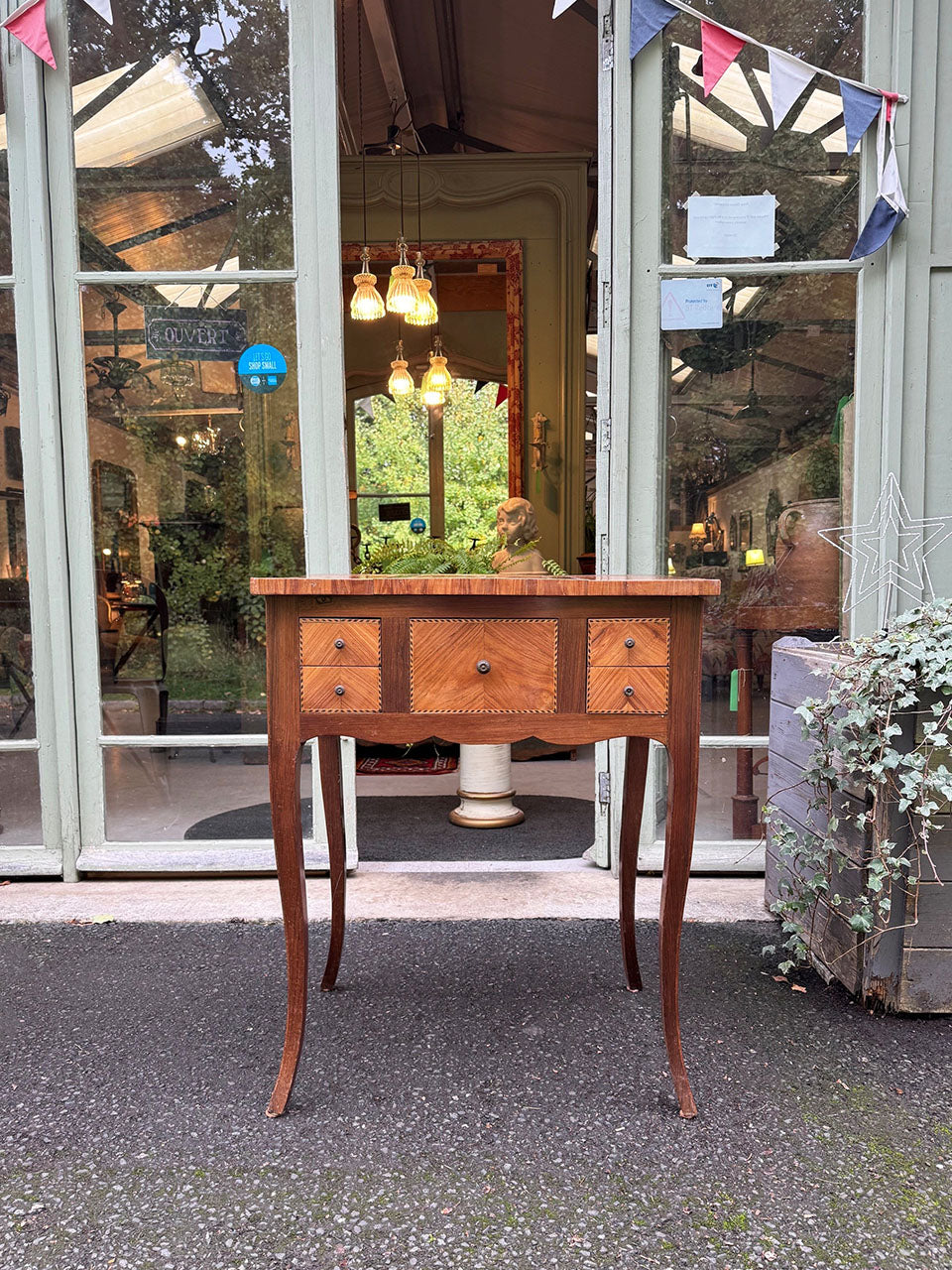 Petite dressing table