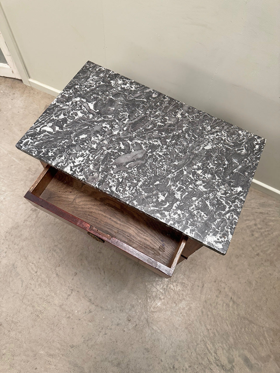 Empire drinks console