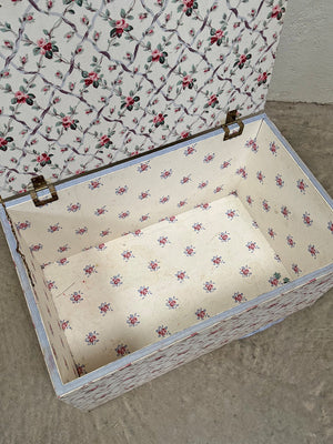 Buttoned ottoman  ﻿