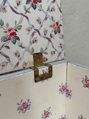 Buttoned ottoman  ﻿