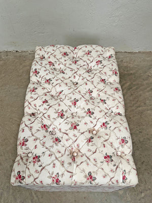 Buttoned ottoman  ﻿