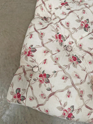 Buttoned ottoman  ﻿