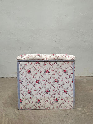 Buttoned ottoman  ﻿