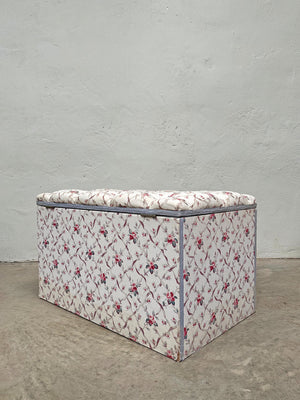 Buttoned ottoman  ﻿
