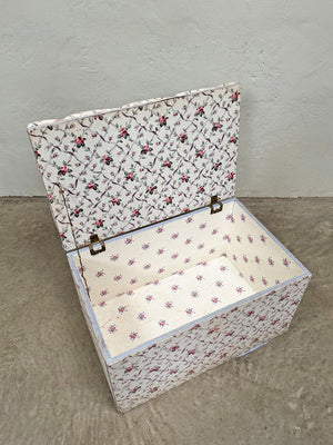 Buttoned ottoman  ﻿
