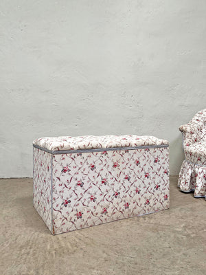 Buttoned ottoman  ﻿