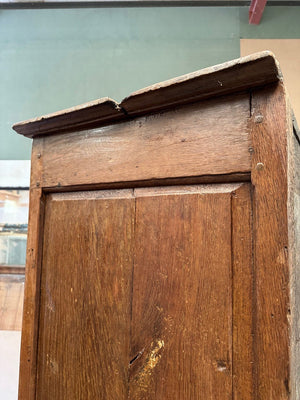 Homme debut / tall cupboard