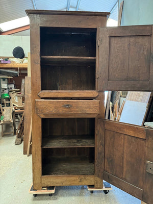 Homme debut / tall cupboard